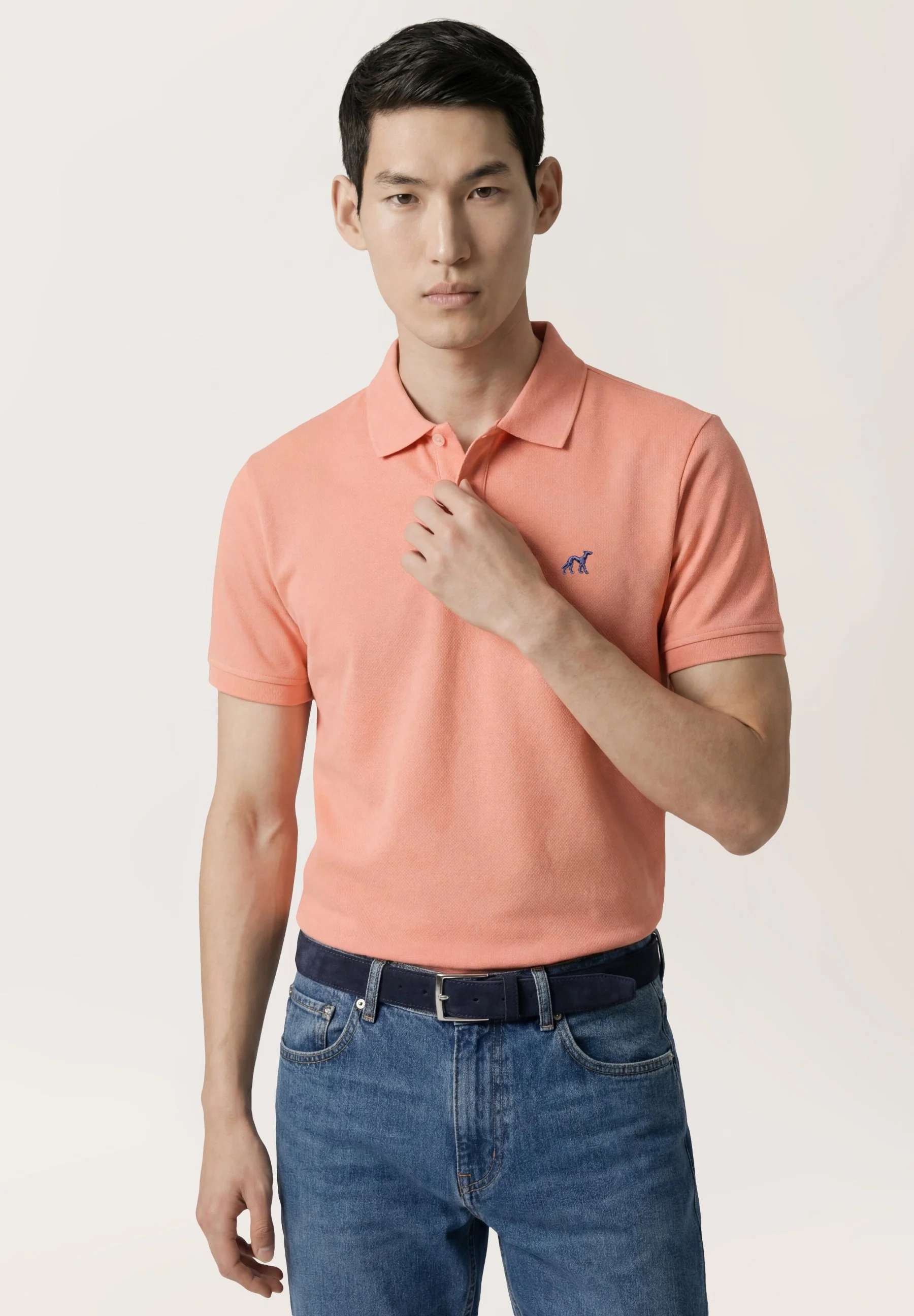 Polo Regular Fit Em Piqué Stretch Com Detalhes Contrastantes E Print Na Parte Inferior Da Gola - Image 15