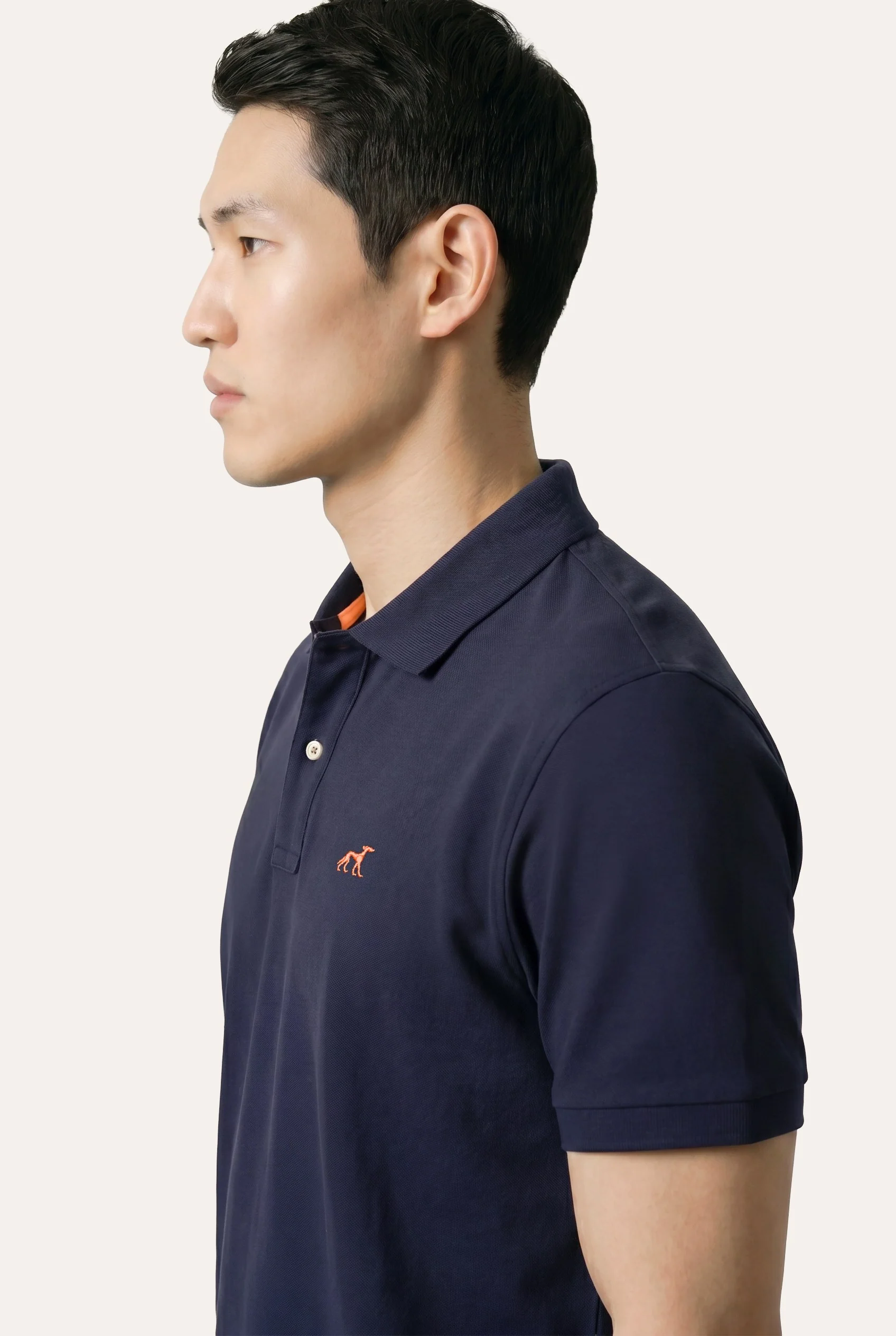 Polo Regular Fit Em Piqué Stretch Com Detalhes Contrastantes E Print Na Parte Inferior Da Gola - Image 7