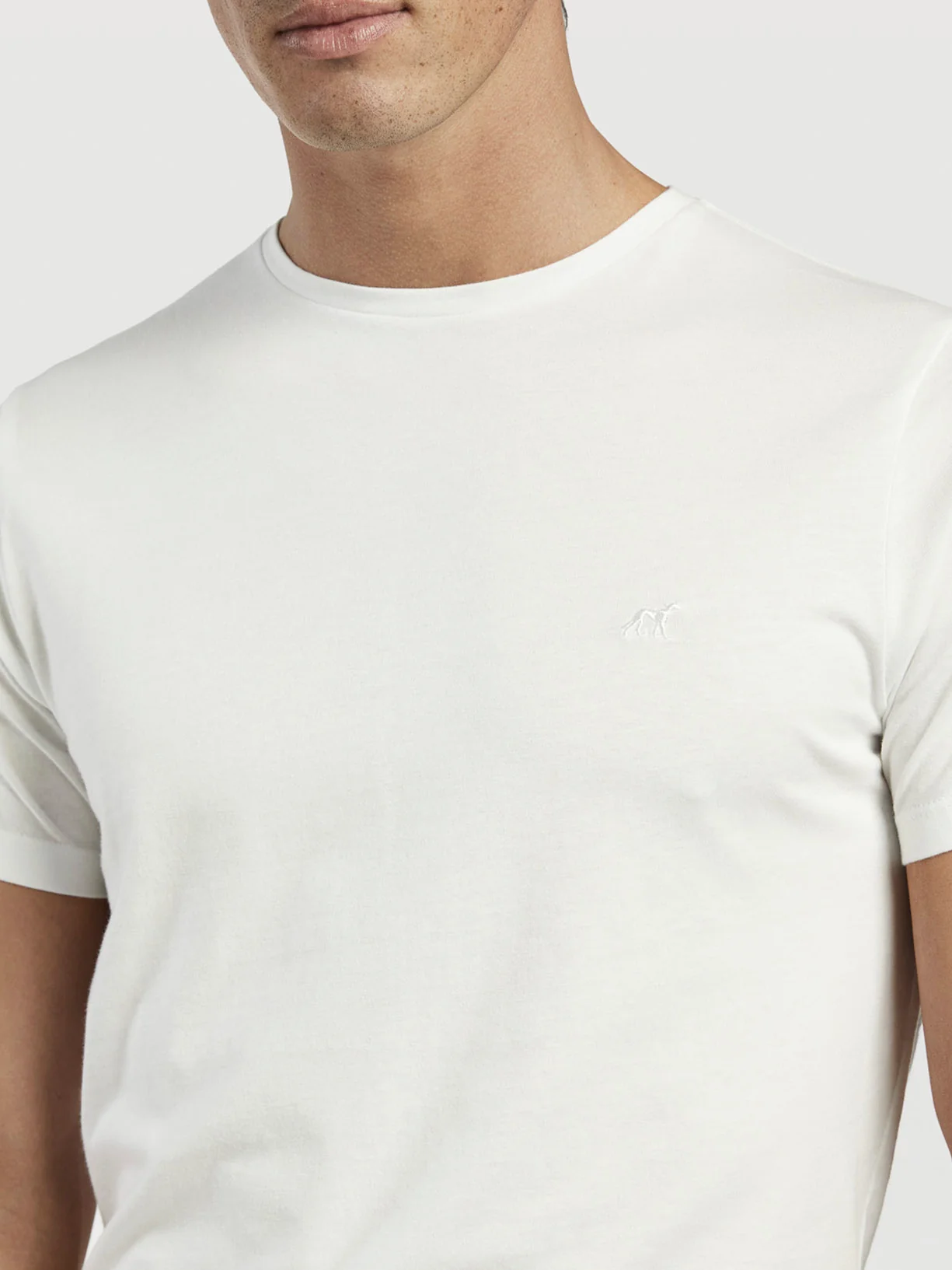 T-shirt com Logótipo Bordado em 100% Algodão Orgânico