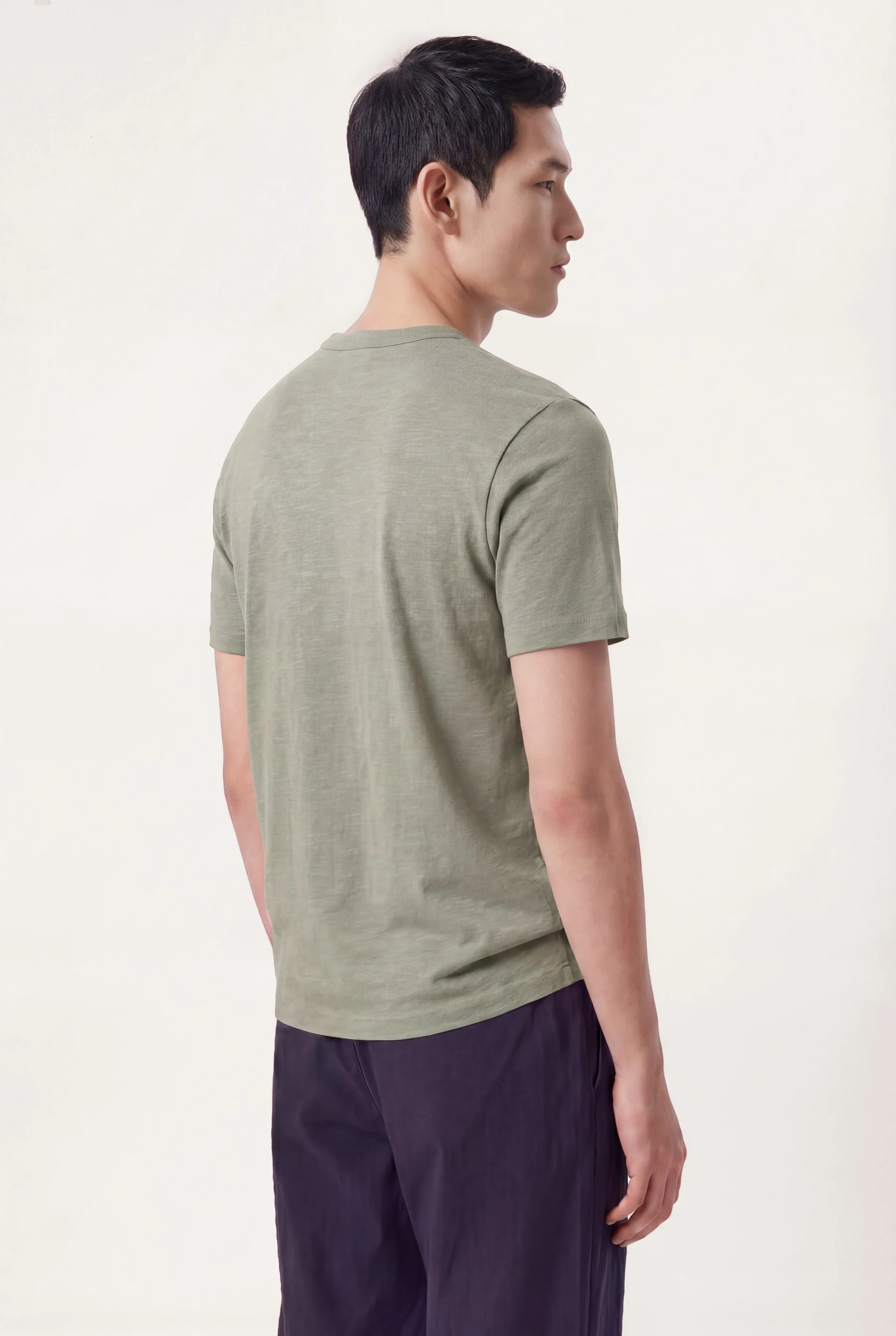T-Shirt Em Algodão Slub BCI Com Bordado Contrastante No Peito - Image 16