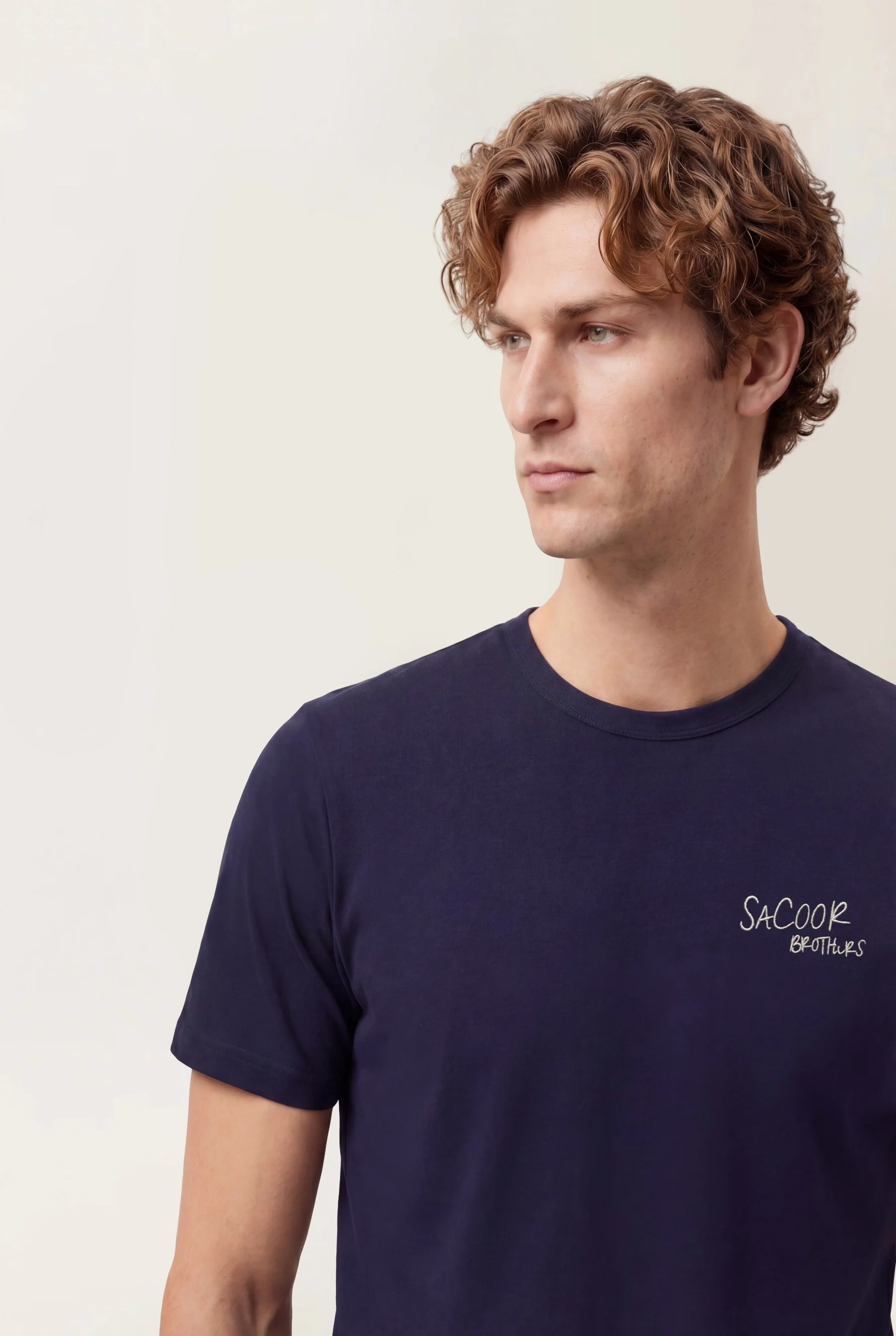 T-Shirt Em Algodão Slub BCI Com Bordado Contrastante No Peito - Image 6