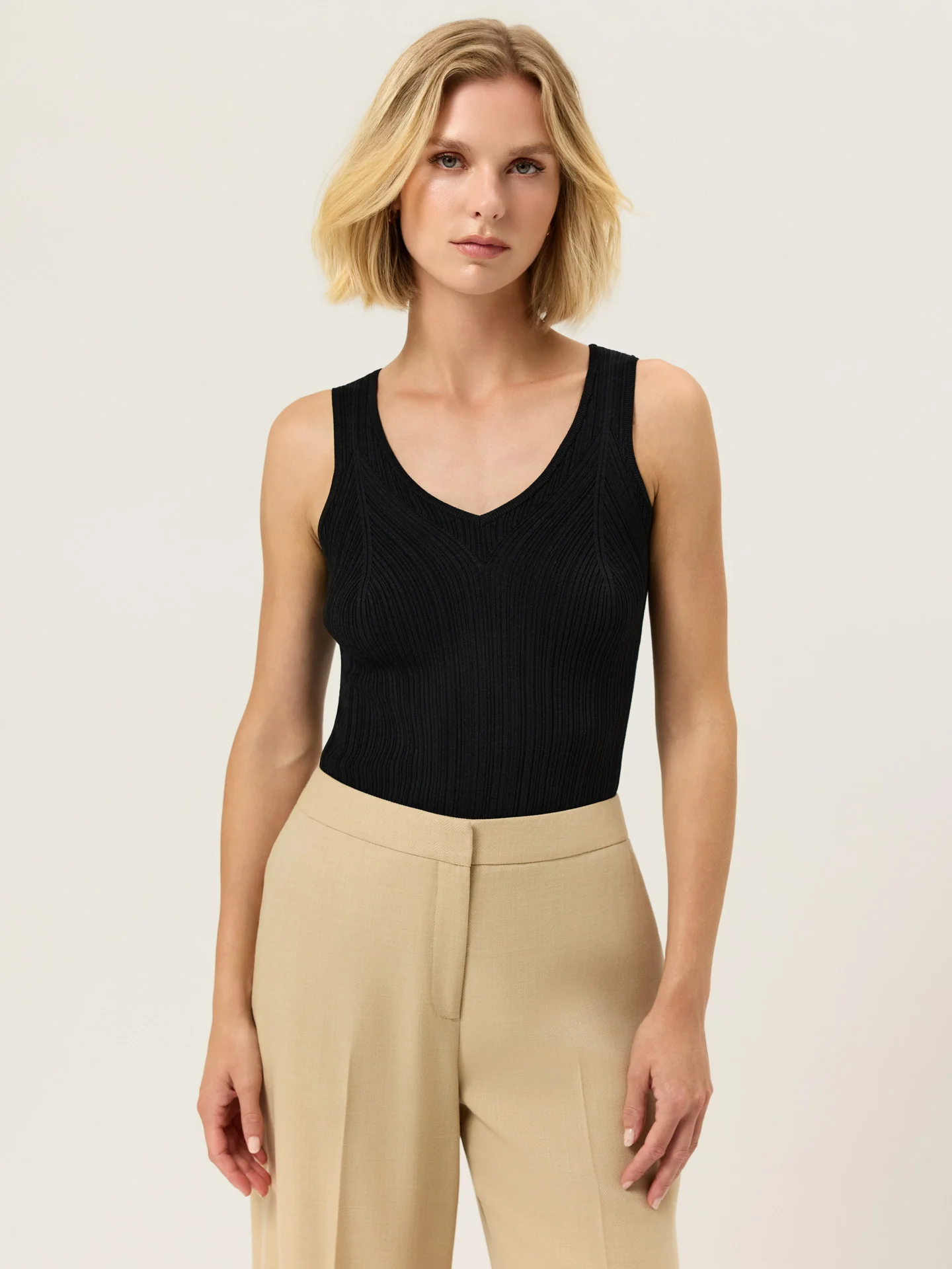 Top Decote em V em Malha Rib de Viscose com Detalhes em Pointelle